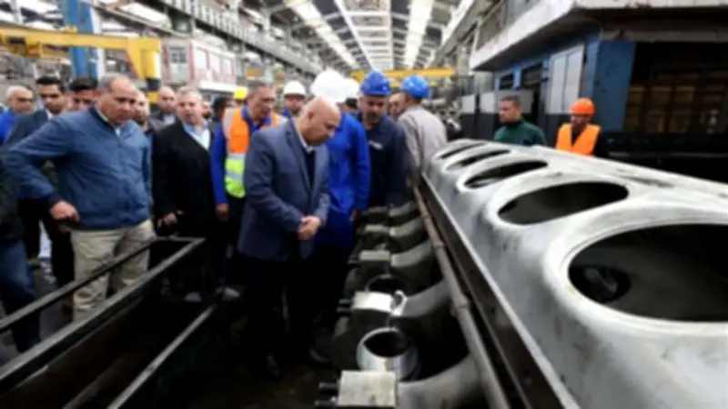 وزير النقل يتفقد ورش إيرماس لصيانة جرارات السكك الحديدية ويؤكد على التطوير
