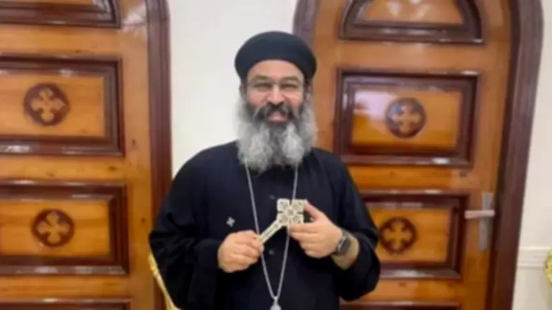 تشييع جثمان القمص تادرس عطية كاهن كنيسة المطار في الإسكندرية وسط حزن المئات