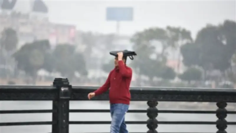 أمطار متفاوتة الشدة تضرب القاهرة ومدن القناة مع تحذيرات من برودة شديدة