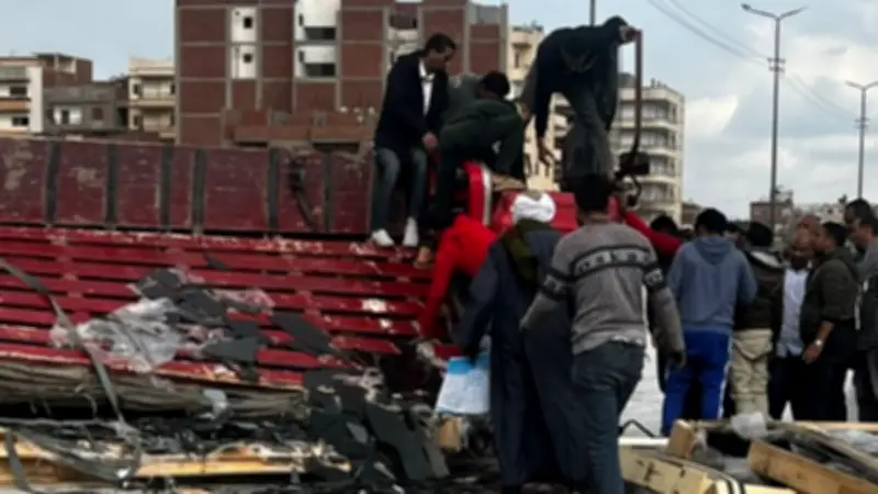 انقلاب سيارة نقل محملة بالزجاج على طريق السلام ببلبيس.. والعناية الإلهية تنقذ السائق