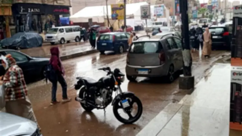 أمطار غزيرة تغرق شوارع الفيوم وتحولها إلى بحيرات وسط تحذيرات من هيئة الأرصاد