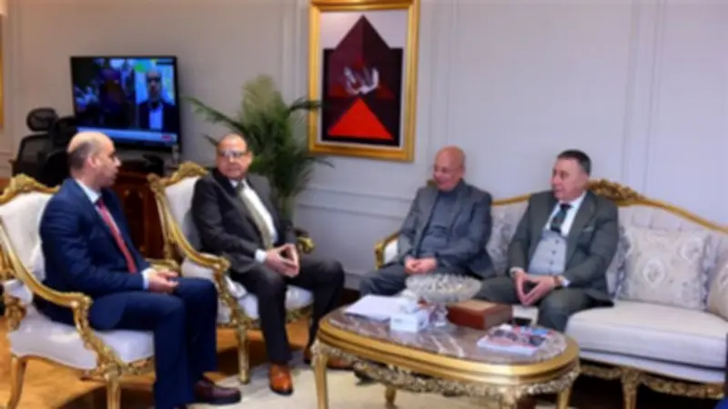 وزير العمل يؤكد على أهمية الحوار الاجتماعي مع النقابات العمالية لتحقيق الاستقرار