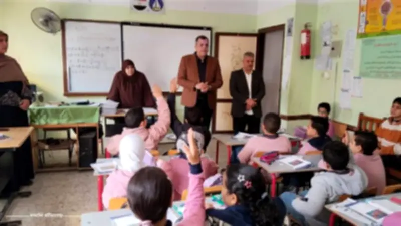 وكيل تعليم دمياط يختبر مهارات الطلاب في القراءة والحساب ويشدد على تفعيل الغياب