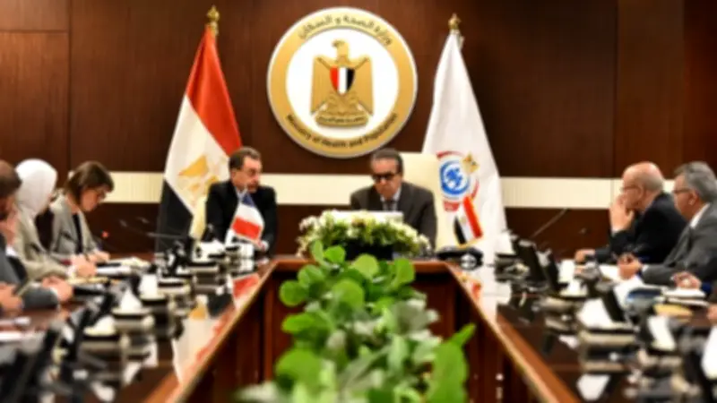 وزير الصحة يبحث مع سفير فرنسا دعم علاج مرضى الأورام القادمين من غزة بمستشفى جوستاف روسي