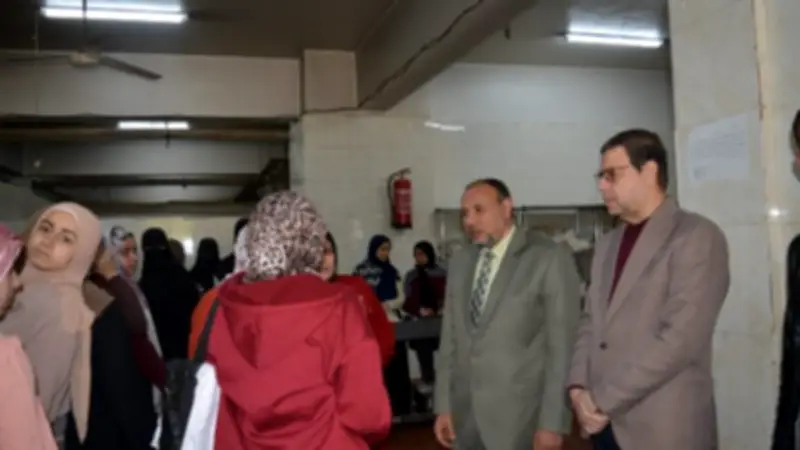 نائب رئيس جامعة الأزهر للوجه القبلي يتفقد مطعم المدينة الجامعية للطالبات بأسيوط بعد شكاوى