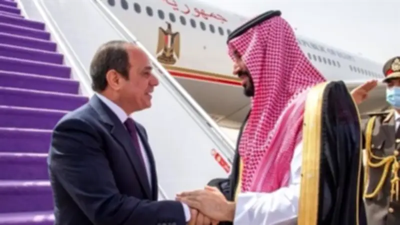 السيسي يصل السعودية واستقبال حافل من ولي العهد في جدة لتعزيز العلاقات الثنائية