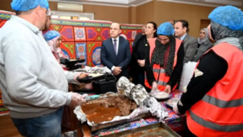 محافظ الغربية يتفقد مطبخ 'المصرية بإيد بناتها' ويشيد بدور المجلس القومي للمرأة في تمكين السيدات