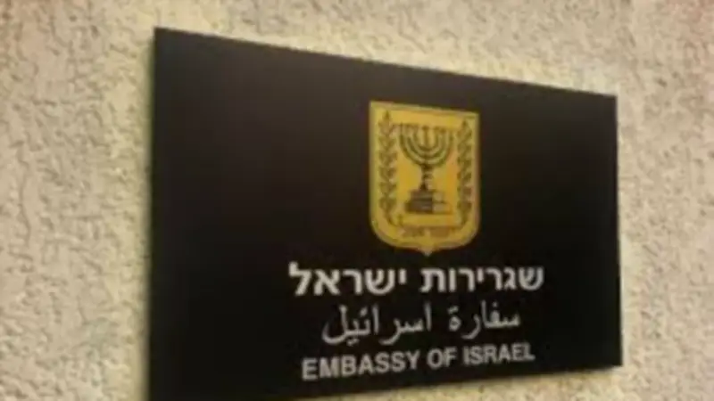 إسرائيل تدرس إخلاء سفاراتها وترفع التأهب عالمياً مع استدعاء مسؤولين سابقين