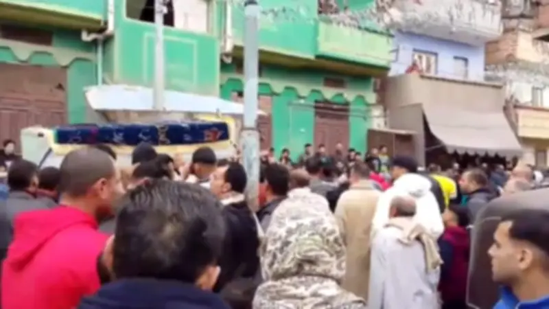 تشييع جثمان شاب قتل بطعنتين في الصدر بسبب ثأر قديم بقرية ميت لوزة في الدقهلية