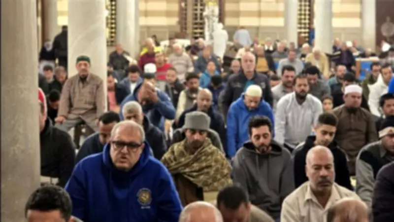 نجم دولة التلاوة يؤم المصلين بصوت خاشع في صلاة العشاء والتراويح بمسجد السيدة زينب