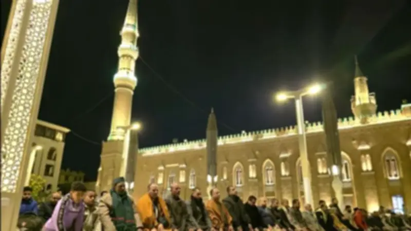 الشيخ محمد العتموني يؤم المصلين في مسجد الحسين خلال صلاة التراويح وسط أجواء روحانية