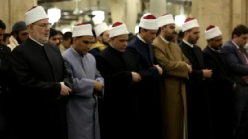 طالب في الثامنة عشرة يؤم المصلين في التراويح بالجامع الأزهر وسط حضور علمائي كبير