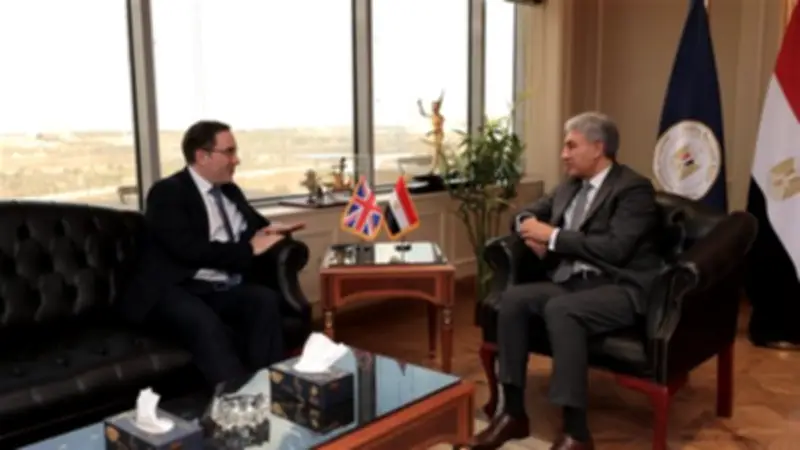 وزير السياحة يبحث مع سفير بريطانيا تعزيز التعاون السياحي والآثري بين البلدين