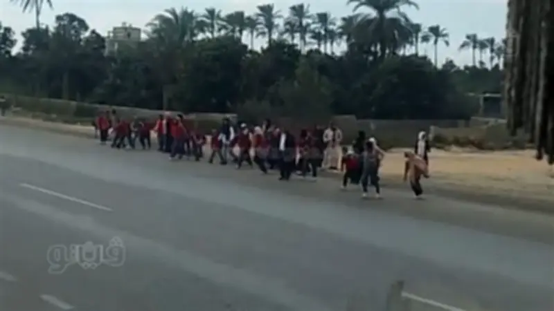 مدير مدرسة بالإسماعيلية يتحول إلى حارس مرور لحماية طلابه من حوادث الطرق