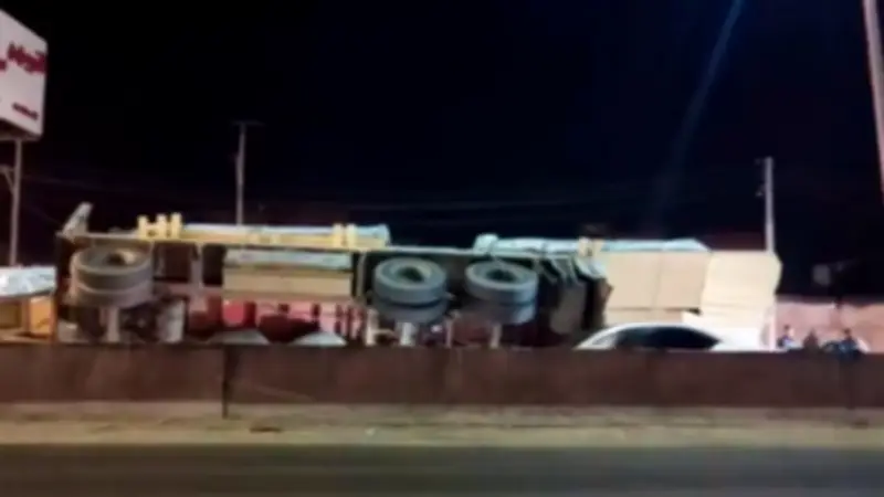 شلل مروري على طريق مصر الإسكندرية الزراعي بعد انقلاب سيارة محملة بالأخشاب في طنطا