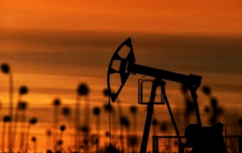 أسعار النفط العالمية تشهد تراجعاً طفيفاً في تعاملات الثلاثاء مع استقرارها عند مستويات مرتفعة