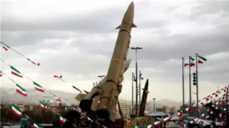 مستشار إسرائيلي يحذر: إيران تنتج صواريخ كيميائية وبيولوجية استعدادًا للمواجهة