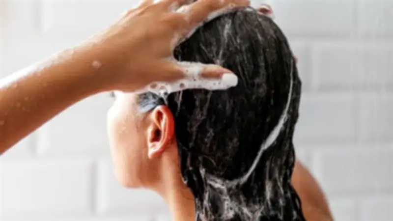 مفعولها مذهل.. ماسكات طبيعية لترطيب أطراف الشعر المتقصفة