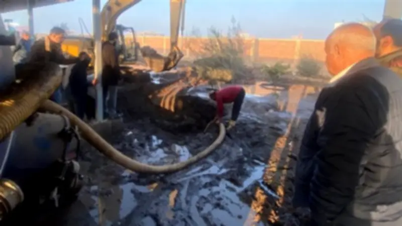 استنفار في الدقهلية لإصلاح كسر مفاجئ بخط صرف جامعة المنصورة