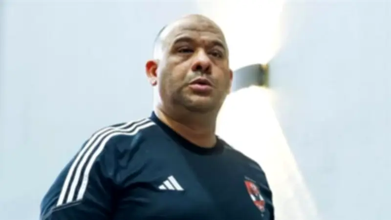 وليد صلاح الدين يهدئ غضب محمد شريف مهاجم الأهلي بعد إقصائه من حسابات توروب