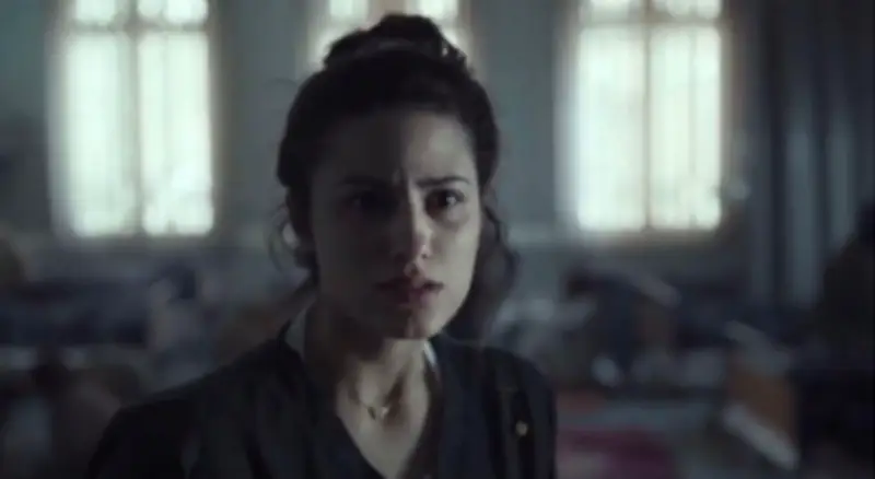 كيرا تغني لزوجها بين مصابي غارة على مدرسة في صحاب الأرض