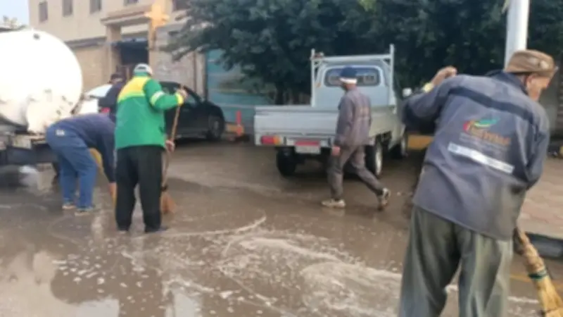 محافظ كفر الشيخ يشرف على جهود مكثفة لكسح مياه الأمطار وتصريفها من شوارع المحافظة