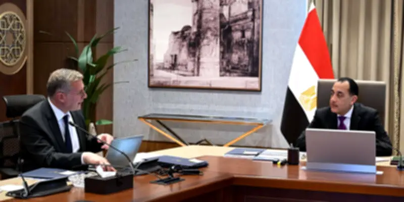 رئيس الوزراء يوجه بالالتزام بسداد مستحقات شركات البترول لزيادة الإنتاج المحلي