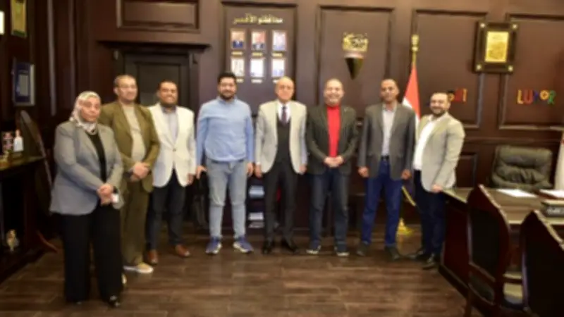 محافظ الأقصر يناقش مع نقابة الأطباء احتياجات القطاع الصحي لتحسين الخدمات الطبية