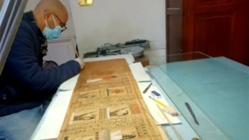 المتحف المصري بالتحرير ينجح في ترميم بردية أوسر-حات-مس التاريخية