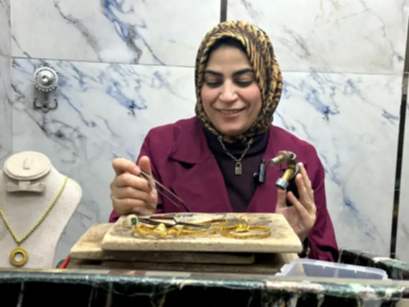 إيمان أبو نار: أول سيدة بالبحيرة تصلح المصوغات الذهبية وتصنع مستقبلها