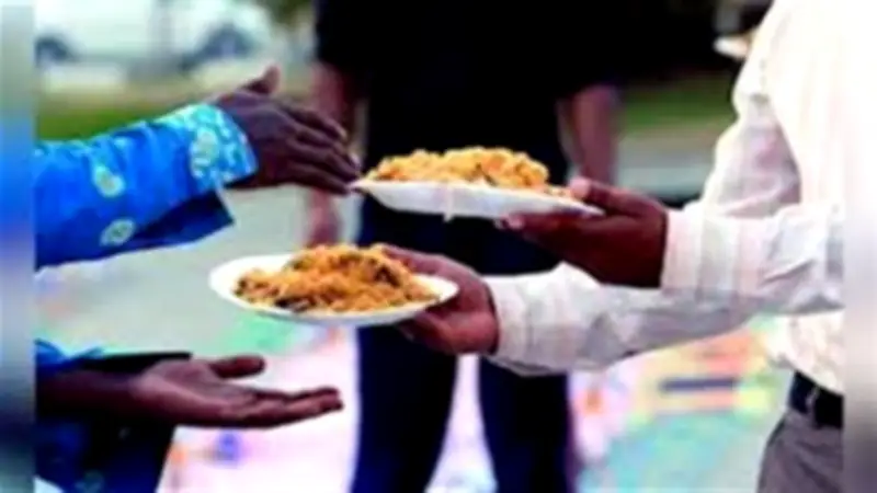 تفسير حلم توزيع الطعام في المنام: دلالات الخير وزوال الهموم والأحزان