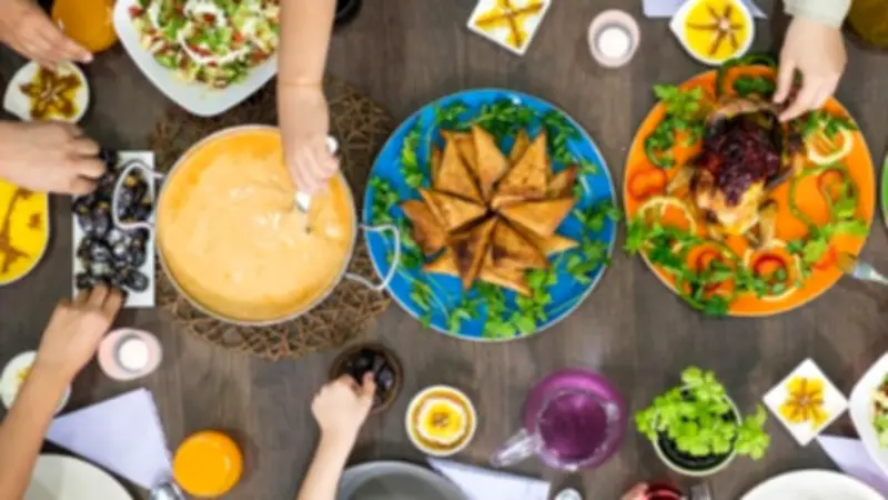 ترتيب أطباق الإفطار في رمضان: الطريقة الصحية لكسر الصيام وتجنب المشكلات الهضمية