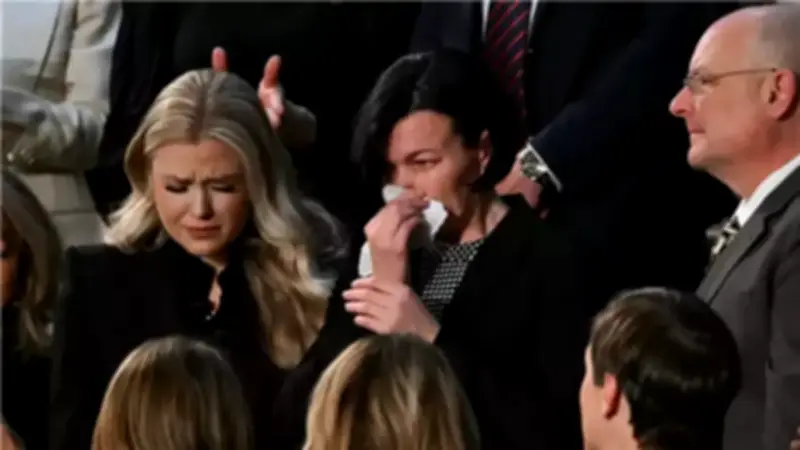 دموع إريكا كيرك تذرف خلال إشادة ترامب بزوجها الراحل في خطاب حالة الاتحاد