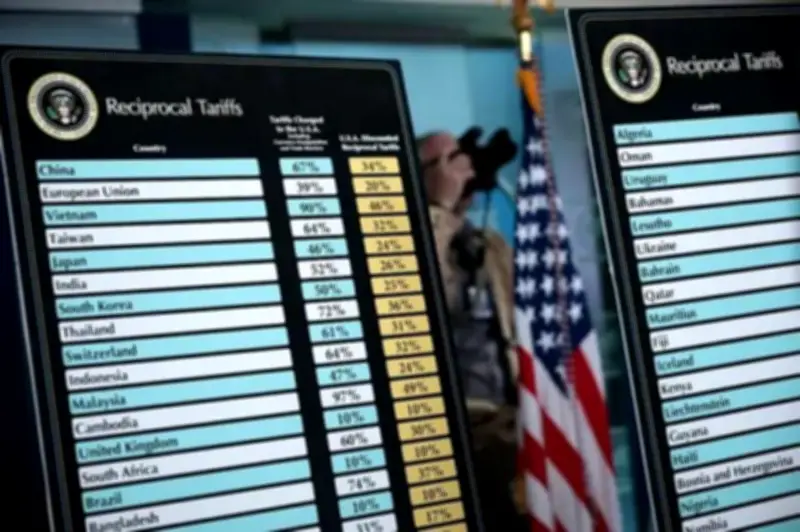 الولايات المتحدة تفرض تعريفات جمركية جديدة تؤثر سلباً على الأسهم والعملات العالمية
