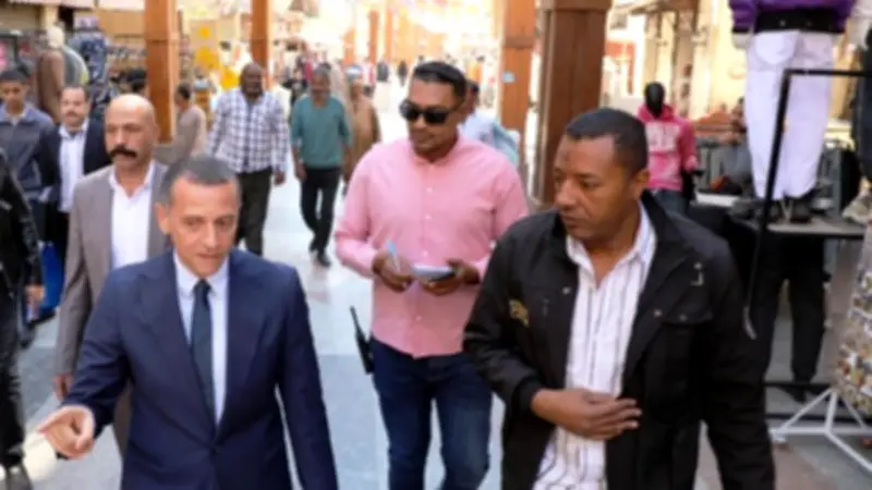 محافظ أسوان يتابع جولاته الميدانية في الأسواق ويوجه برفع الإشغالات فوراً