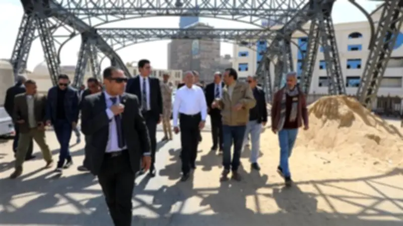 محافظ القاهرة يوجه بإزالة إشغالات أرصفة كوبري الليمون لضمان حق المواطنين في السير