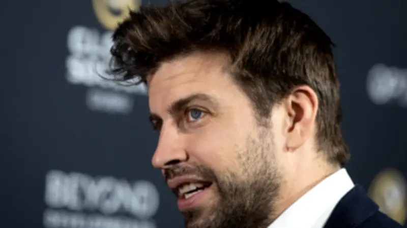 بيكيه يشعل الخلاف مع أربيلوا بلافتة ساخرة في مدريد تروج لدوري الملوك