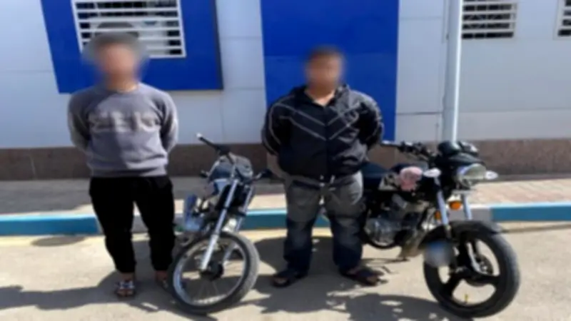 الأمن يلقي القبض على شخصين لقيامهما بحركات استعراضية خطيرة على دراجات نارية