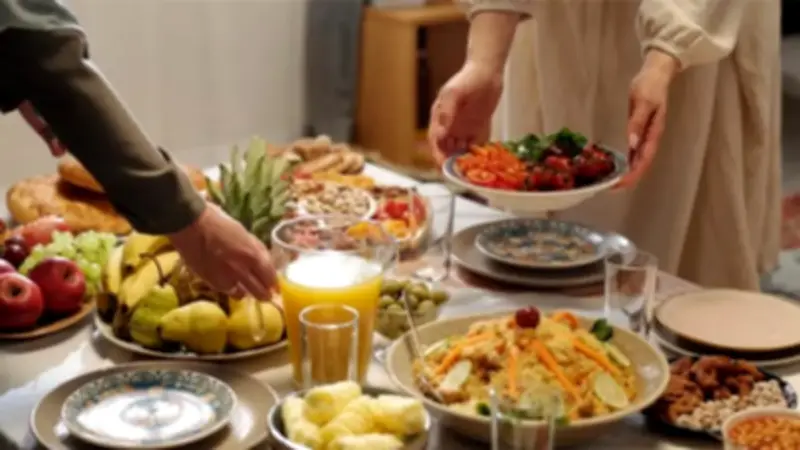 خبير تغذية يقدم إرشادات فعالة لعلاج التخمة والانتفاخ بعد فترة الصيام