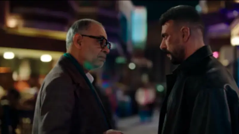 عزازي يواجه علي كلاي بالحقيقة: المرة من هو والده الحقيقي؟ فيديو