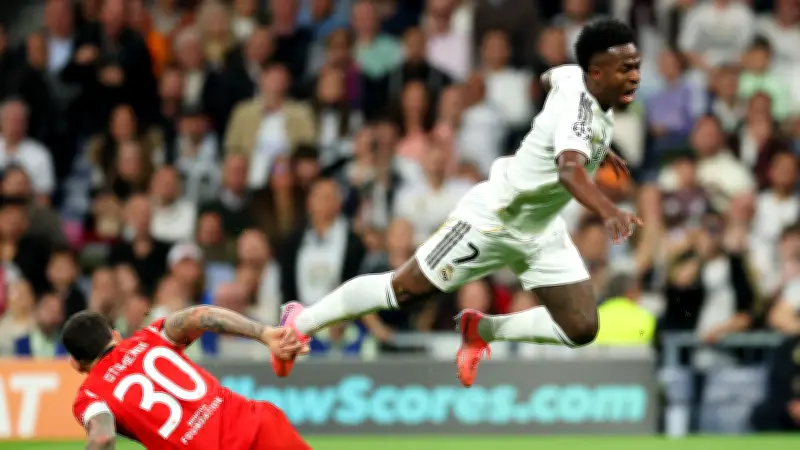 جدل تحكيمي في ريال مدريد وبنفيكا.. خبير يحسم قضية ركلة جزاء فينيسيوس جونيور