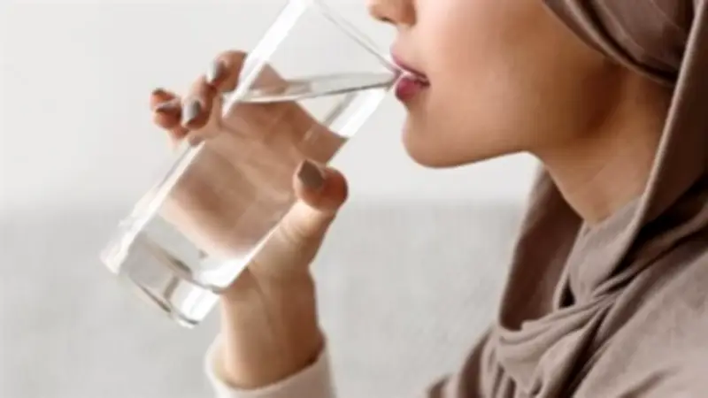 الصحة تحذر الصائمين: تجنب شرب المياه دفعة واحدة قبل الفجر في رمضان