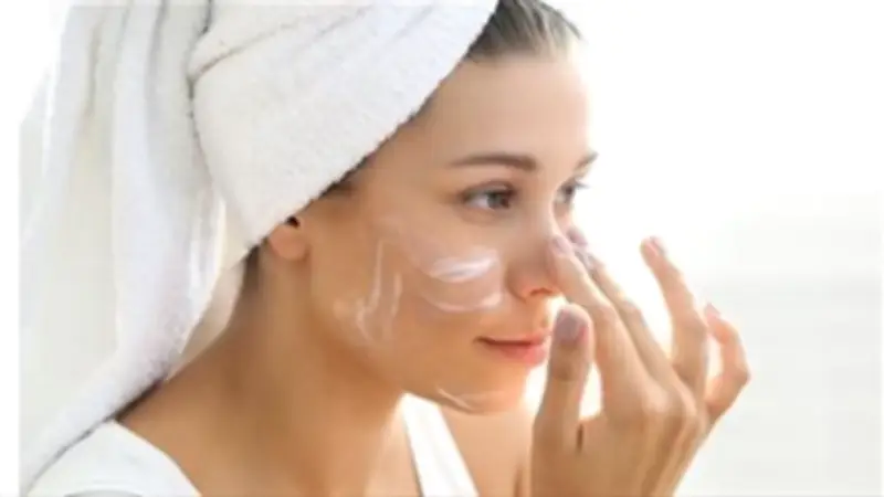 مشروبات طبيعية تحمي بشرتك من الجفاف في رمضان: نصائح الخبراء للترطيب الداخلي