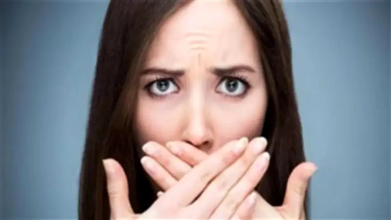 كيف تتخلص من رائحة الفم الكريهة أثناء الصيام؟ نصائح من خبير تغذية