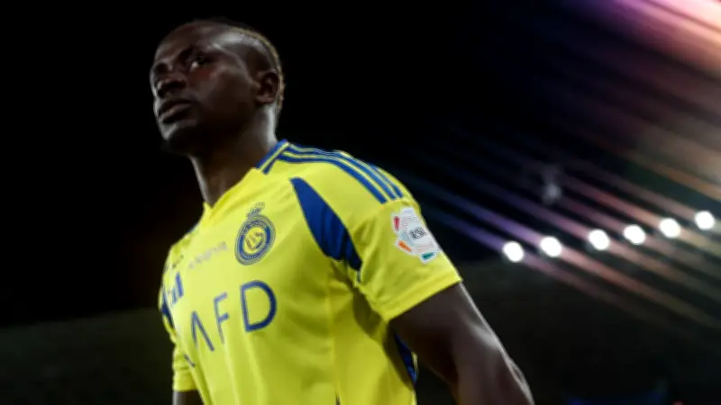 توتر في مباراة النصر والنجمة.. رونالدو يحاول تهدئة ماني الغاضب