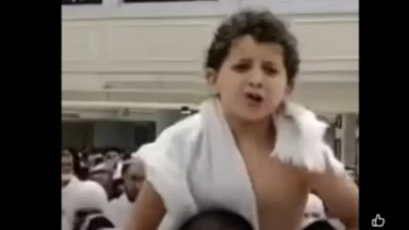 طفل مصري يقود المعتمرين في الدعاء بين الصفا والمروة ويخطف الأنظار