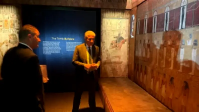 وزير السياحة يتفقد معرض رمسيس وذهب الفراعنة في لندن قبل افتتاحه الرسمي