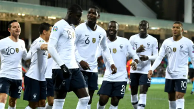 نجم فرنسا كورت زوما ينتقل مجاناً إلى الوصل الإماراتي في دوري أدنوك