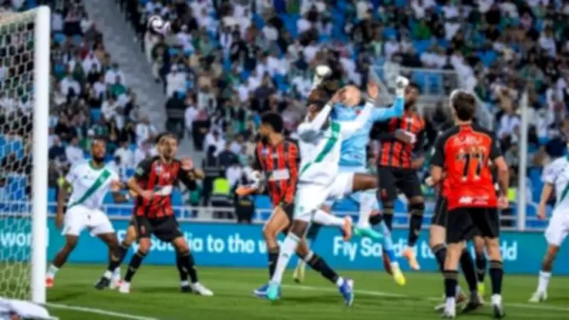 الأهلي السعودي يتصدر الدوري مؤقتًا بعد فوز صعب على الرياض بهدف عكسي