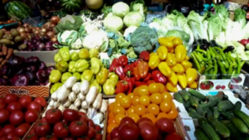 تقلبات في أسعار الخضار بسوق العبور: ارتفاع الطماطم والباذنجان وانخفاض الثوم والفلفل